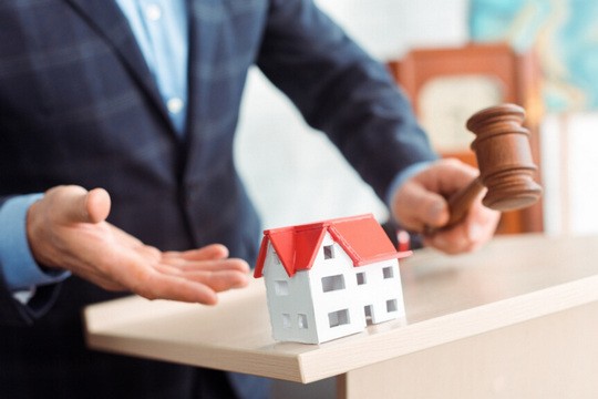 安置房该如何确定产权人的名字
