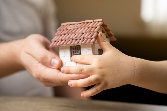 奶奶可以把房子立遗嘱给孙女吗
